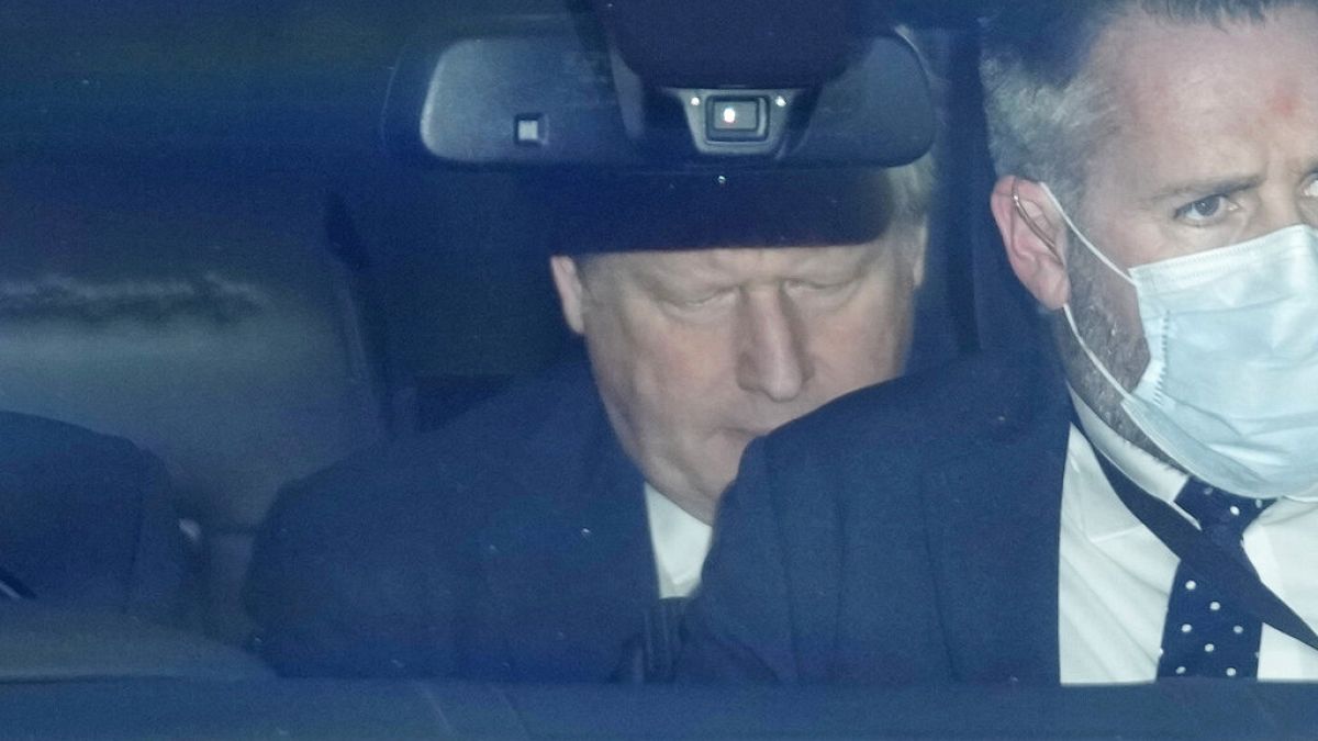 Boris Johnson en el coche tras abandonar el Parlamento