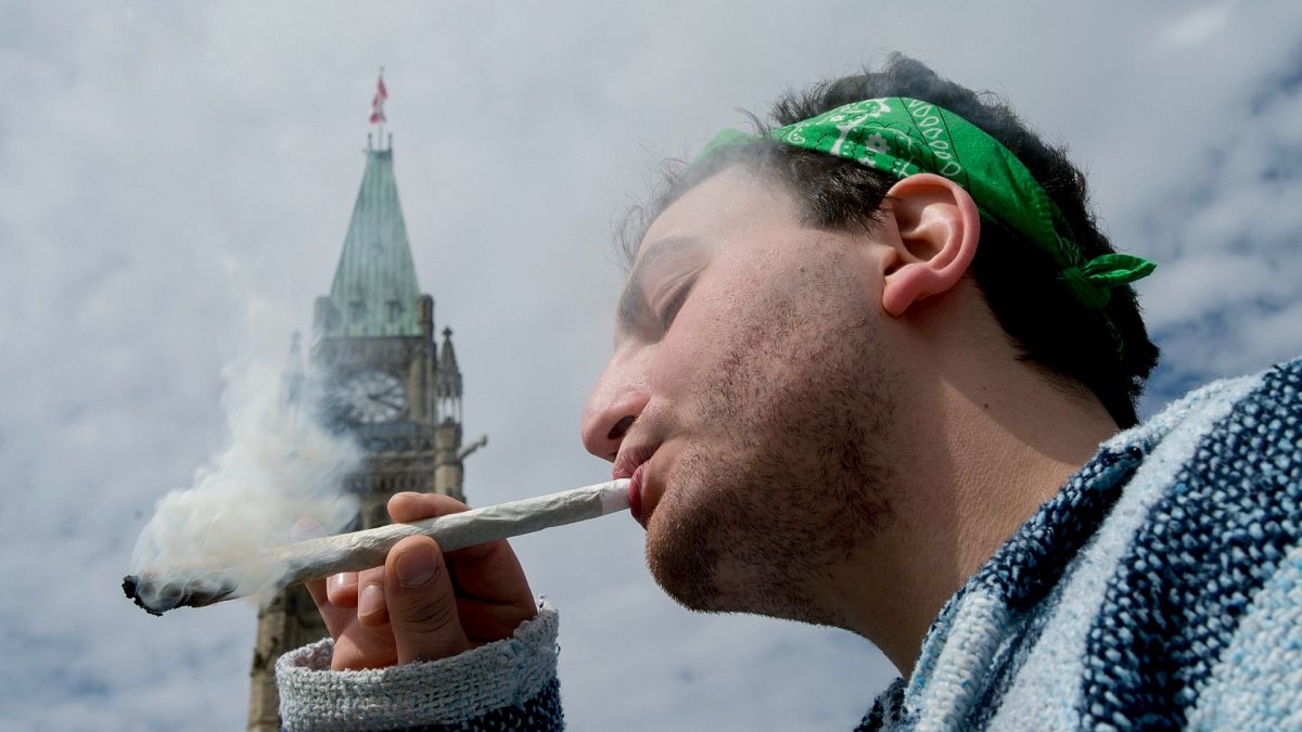 رجل يدخن سيجارة "حشيش" في أوتاوا الكندية (أرشيف) 