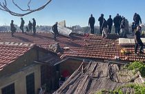 فلسطينيون يعتصمون فوق أسطح المنازل في حي الشيخ جراح احتجاجا على إخلائه من قبل الشرطة الإسرائيلية