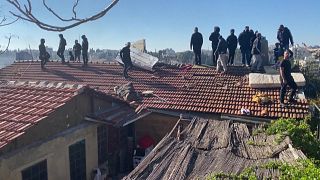 فلسطينيون يعتصمون فوق أسطح المنازل في حي الشيخ جراح احتجاجا على إخلائه من قبل الشرطة الإسرائيلية