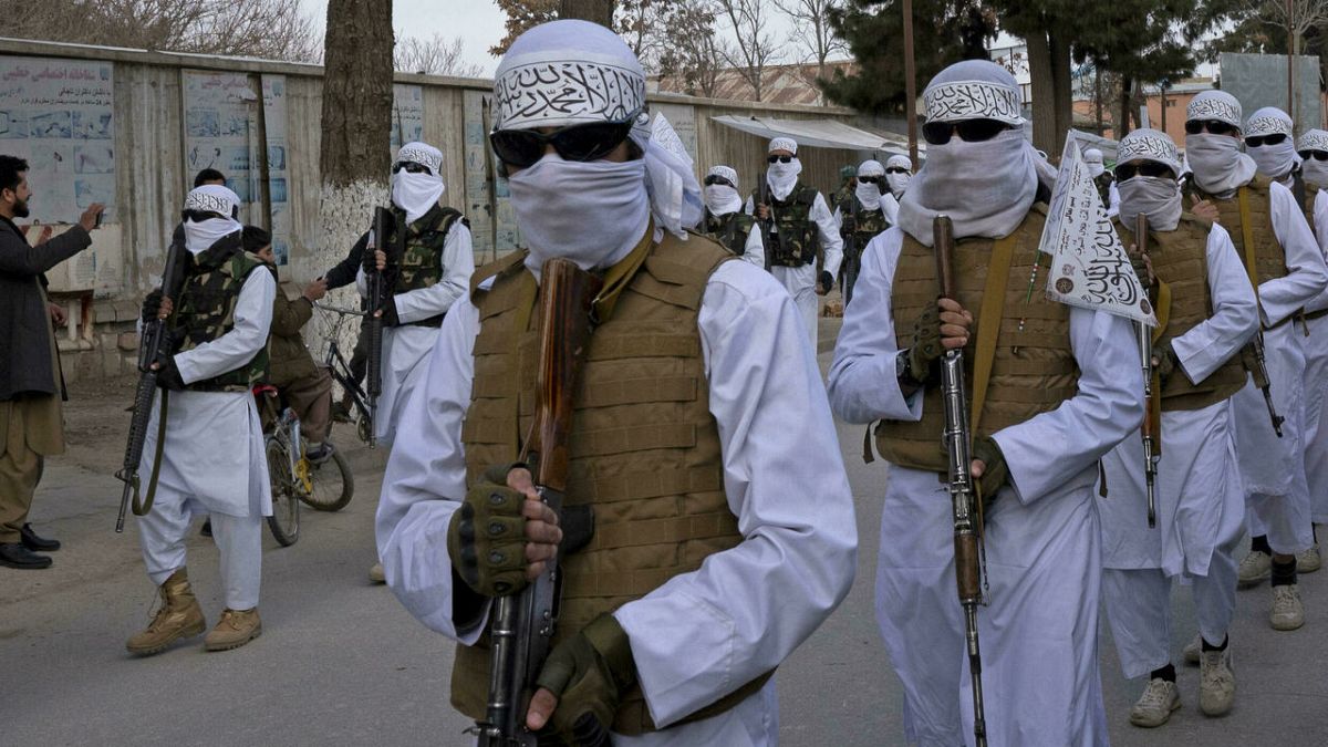 Afganistan'ın Faryab vilayetine bağlı Meymene'de silahlarıyla gövde gösterisi düzenleyen Taliban militanları