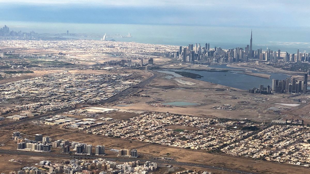 صورة جوية لخليج دبي وتظهر في الخلفية البعيد عاصمة الإمارات، أبوظبي