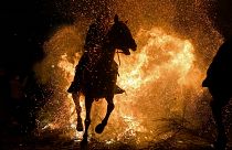 تصاویری از اسپانیا؛ عبور اسب‌ها از آتش