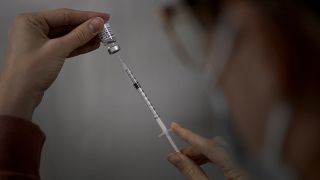 طاقم طبي يحضر لقاح فايزر المضاد لكوفيدـ19 في مركز تطعيم قرب باريس. 2021/12/01