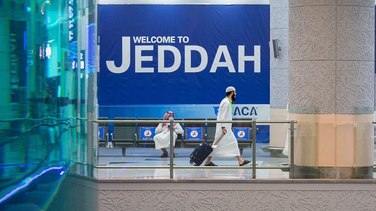 مطار الملك عبد العزيز الدولي بمدينة جدة في السعودية. 