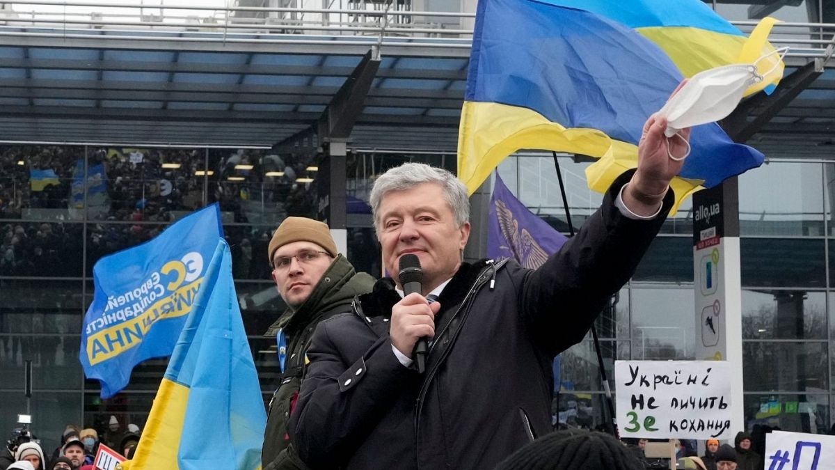 پترو پروشنکو، رئیس‌جمهور پیشین اوکراین پس از بازگشت به کی‌یف در میان هوادارنش