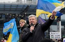 پترو پروشنکو، رئیس‌جمهور پیشین اوکراین پس از بازگشت به کی‌یف در میان هوادارنش