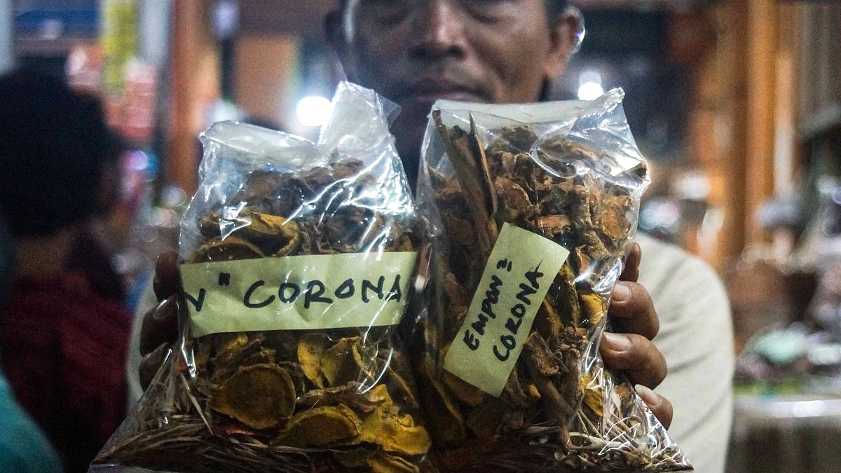 إندونيسي حمل أعشابا يروج أنها تساعد في مكافحة كورونا 