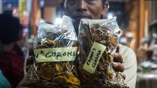 إندونيسي حمل أعشابا يروج أنها تساعد في مكافحة كورونا