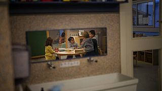 Grundschulen in Spanien haben Mitte Januar den Unterricht wieder begonnen - nach einer verlängerten Winterpause.