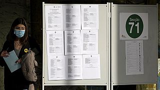 Eine junge Frau gibt ihre Stimme ab in einem Wahllokal an der Uni in Lissabon. Wähler konnten sich wegen der Pandemie auch für die Abstimmung am 23. Januar registrieren.