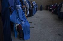 Afganistan'da Dünya Gıda Programı'nın dağıttığı yardımı bekleyen kadınlar