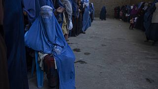Afganistan'da Dünya Gıda Programı'nın dağıttığı yardımı bekleyen kadınlar