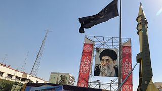 صورة للمرشد الأعلى الإيراني آية الله علي خامنئي في أحد شوارع طهران.