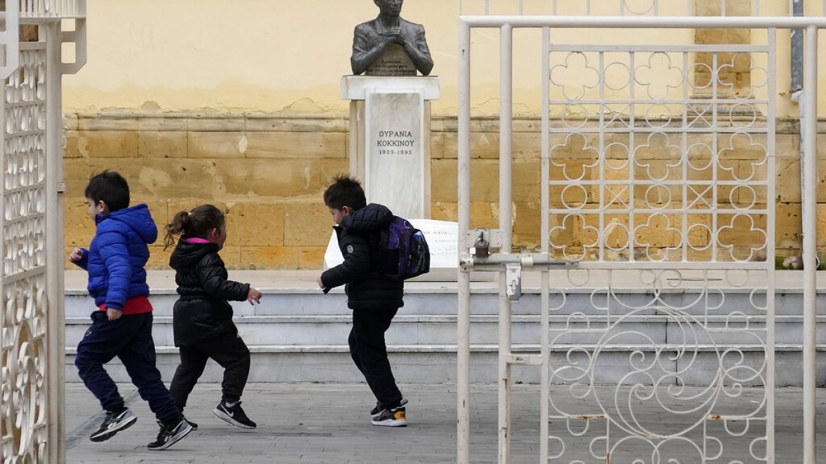 Μικροί μαθητές σε πλατεία στην Λευκωσία