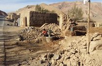 Afganistan'da 2015'te gerçekleşen 7,5 şiddetindeki deprem sonrası yıkılan bir bina (arşiv)