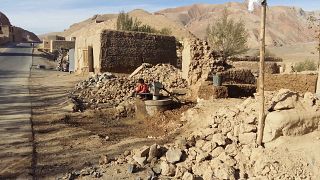 Afganistan'da 2015'te gerçekleşen 7,5 şiddetindeki deprem sonrası yıkılan bir bina (arşiv)