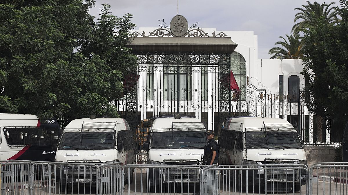 سيارات الشرطة أمام مبنى البرلمان التونسي