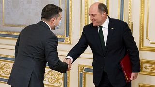 İngiliz Savunma Bakjanı Ben Wallace Ukrayna Cumhurbaşkanı Volodimir Zelenski ile el sıkışırken