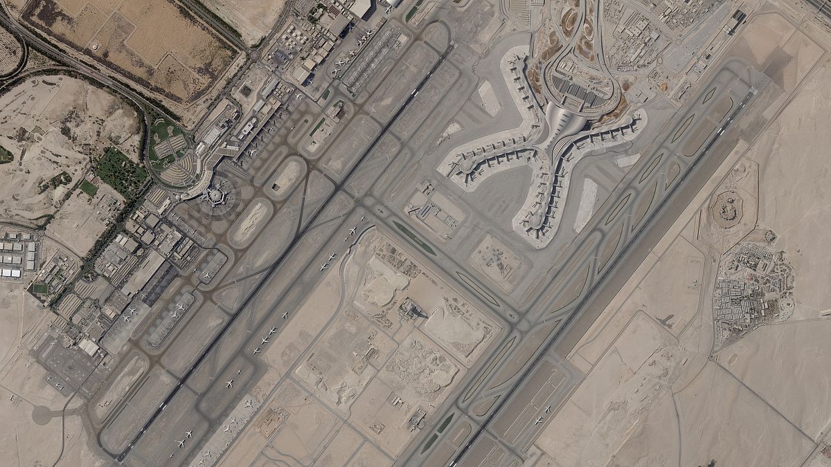 صورة الأقمار الاصطناعية لمطار أبو ظبي الدولي في 8 ديسمبر 2021 التقطتها شركة بلانت بلاس