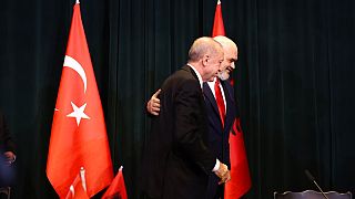 Ο πρωθυπουργός της Αλβανίας Έντι Ράμα υποδέχεται τον Ρετζέπ Ταγίπ Ερντογάν στο Τίρανα