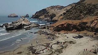 Derrame de crude em praia da capital peruana