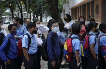 Estudiantes esperan en fila para entrar a la escuela pública Andrés Bello para su primer día de regreso a clases presenciales, 17/1/2022, Caracas, Venezuela