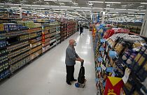 Un hombre mira los precios de los productos en un supermercado de Buenos Aires, Argentina