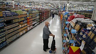 Un hombre compra en un supermercado en Buenos Aires, Argentina