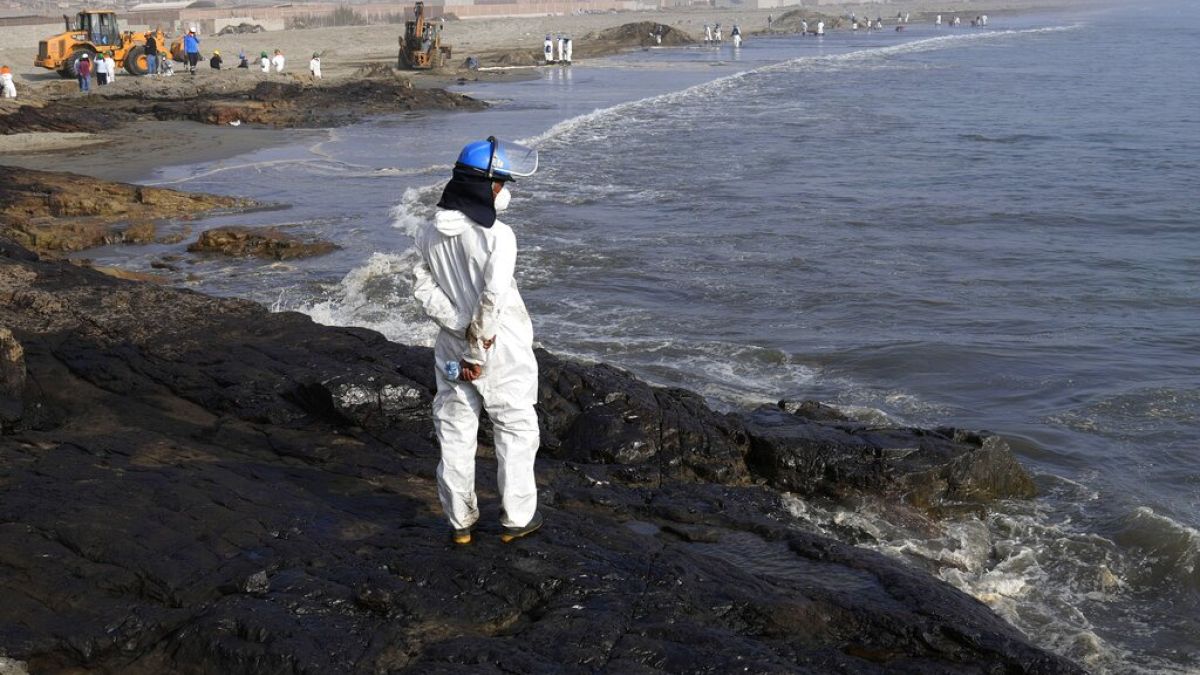 Der Tsunami ist schuld: Ölteppich bedroht Küste vor Lima