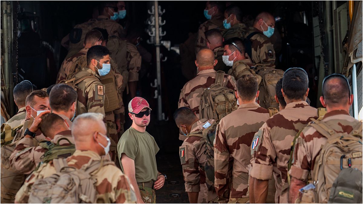 جنود من قوات "برخان" الفرنسية يغادرون قاعدتهم العسكرية في  منطقة غاو بمالي بعدما أنهوا فترة خدمة استمرت أربعة أشهر في منطقة الساحل 9 يونيو 2021 