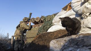 Ukrán katona lövészárokban a donyecki régióban