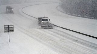  كاسحات الجليد بوزارة النقل بولاية فيرجينيا الأمريكية تعمل لإبقاء الطريق I-581 مفتوحاً أمام السيارات خلال عاصفة شتوية 16 يناير 2022