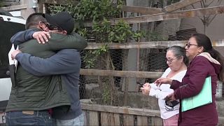 Colegas del periodistas asesinado en Tijuana se abrazan en el lugar de la tragedia