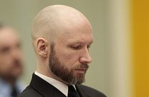 A21 éves börtönbüntetését töltő Breivik a skieni börtön bírósági tárgyalótermében