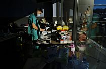 Un miembro del personal médico prepara las vacunas de Moderna para la COVID-19