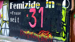 Αυστρία - Βιέννη:  η Άνα Μπάντχοφερ ξεκίνησε να γράφει σε έναν τοίχο στη Βιέννη τα ονόματα των θυμάτων.