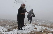 سعوديون يستمتعون بالثلوج في جبال تبوك