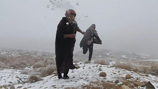 سعوديون يستمتعون بالثلوج في جبال تبوك