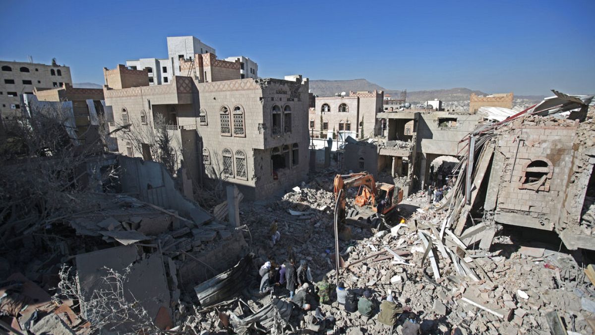 Coligação que combate no Iémen iniciou campanha de bombardeamentos contra os Houthis