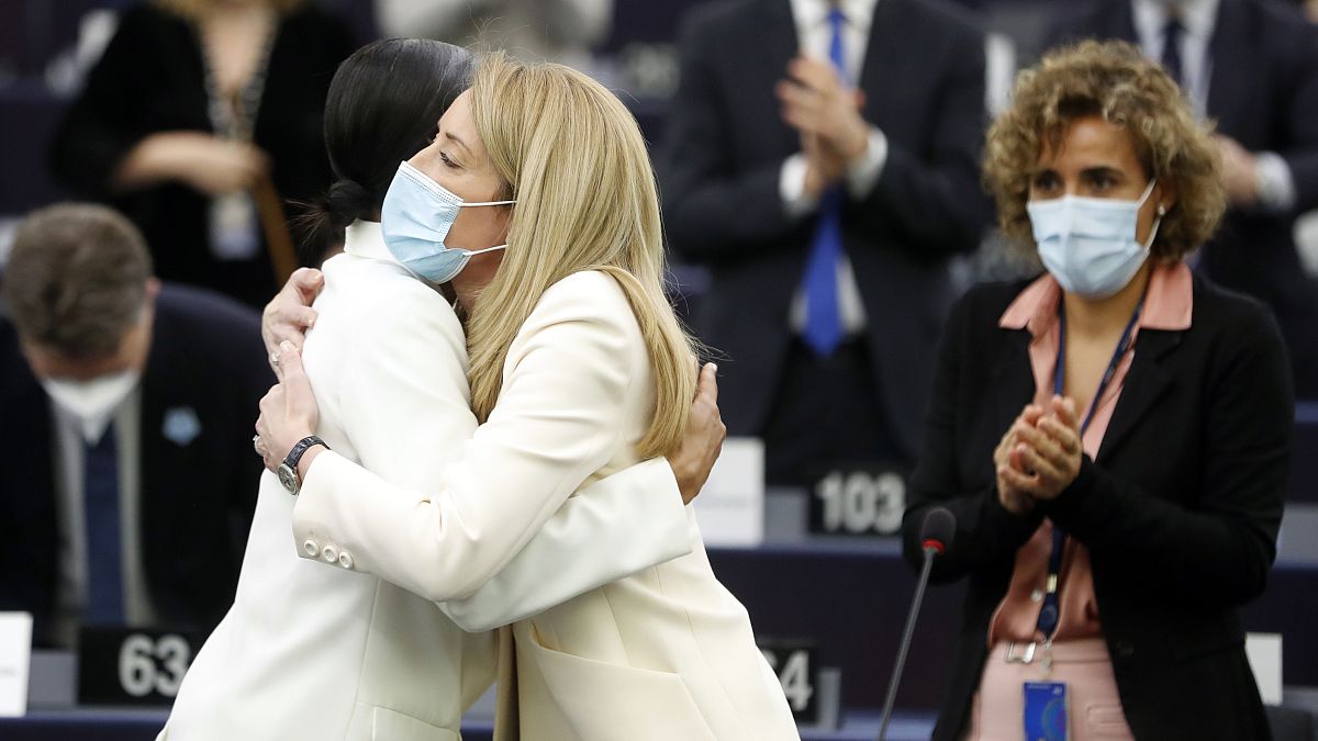 Die neu gewählte Präsidentin des Europa-Parlaments Roberta Metsola nimmt Glückwünsche entgegen