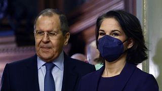 Szergej Lavrov orosz és Annalena Baerbock német külügyminiszter a moszkvai sajtóértekezleten