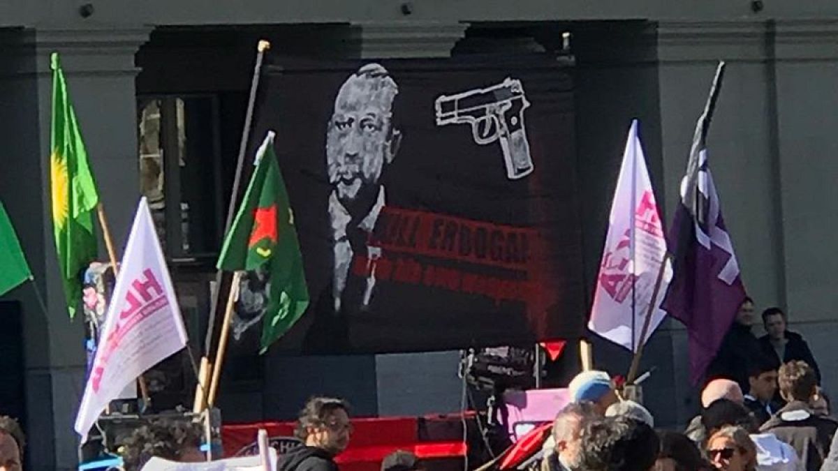 İsviçre'de 4 yıl önce 'Erdoğan'ı öldürün pankartı açıldı  (Arşiv)