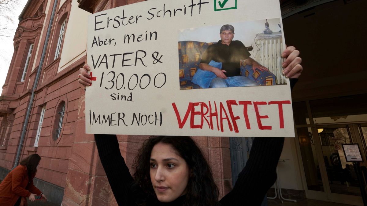 حضور مخالفان سوری بشار اسد، در مقابل دادگاه سرهنگ پیشین سوری در آلمان
