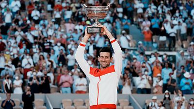 Novak Djokovic a soulevé la coupe des Mousquetaires après sa victoire au Roland-Garros en juin 2021