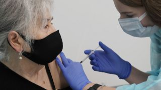مسنّة تبلغ من العمر 83 عامًا، مقيمة في ارسو ، تتلقى جرعة من لقاح كورونا، في مركز مخصص لتلقي اللقاحات بوراسو بولندا، في 7 ديسمبر 2021.