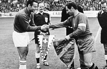 Paco Gento (rechts) mit dem Schweizer Kapitän Rene Brodmann 1966 bei der WM in England