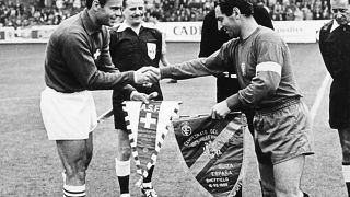 Paco Gento (rechts) mit dem Schweizer Kapitän Rene Brodmann 1966 bei der WM in England
