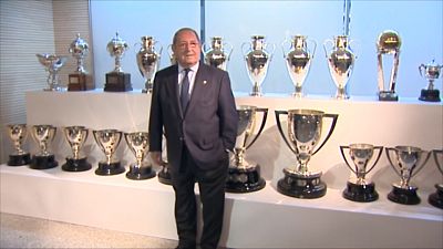 Paco Gento en la galeria de trofeos del Real Madrid