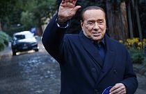 El ex primer ministro italiano Silvio Berlusconi saluda a los medios de comunicación tras una reunión con dirigentes de centro-derecha en Roma en diciembre de 2021